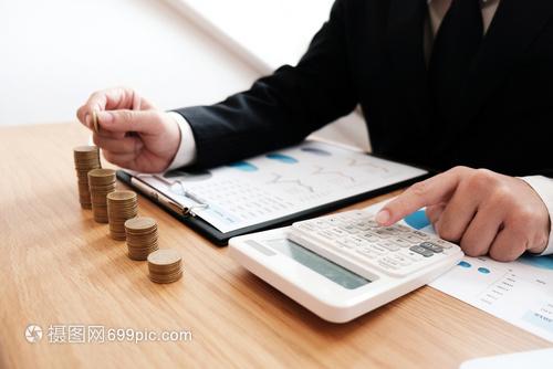 審計師或內部稅收服務人員商業(yè)婦女檢查公司年度財務報表審計概念