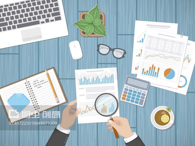 審計概念。商人審計師檢查評估財務(wù)文件。人的手用放大鏡高于圖形Auditing concepts. Businessman auditor inspects assessing financial documents. Man`s hands with magnifying glass above graphics